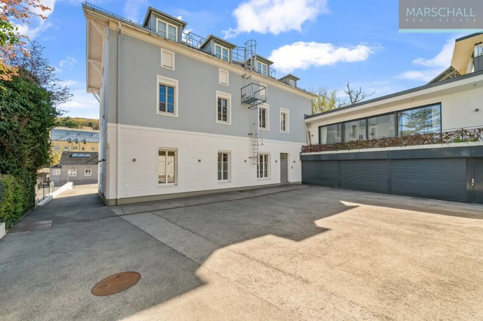 Einfahrt und Vorplatz, großes Carport, darüber der Speisesalon, Haupteingang