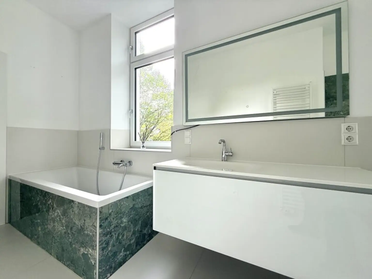 TOP LAGE SIEVERING: Sonnige, kernsanierte Wohnung I Kochinsel & Kamin I Fußbodenheizung & Sonnenschutz I großzügiges & helles Badezimmer I nähe Obkirchergasse