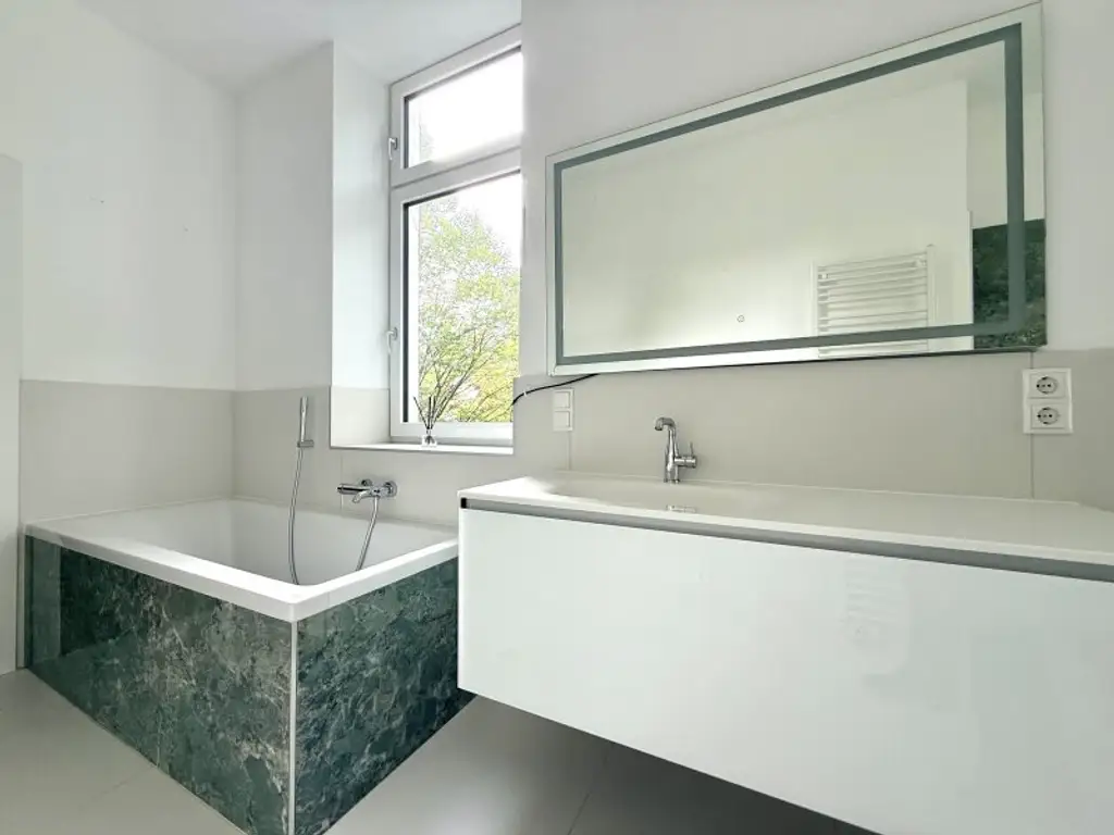 TOP LAGE SIEVERING: Sonnige, kernsanierte Wohnung I Kochinsel & Kamin I Fußbodenheizung & Sonnenschutz I großzügiges & helles Badezimmer I nähe Obkirchergasse