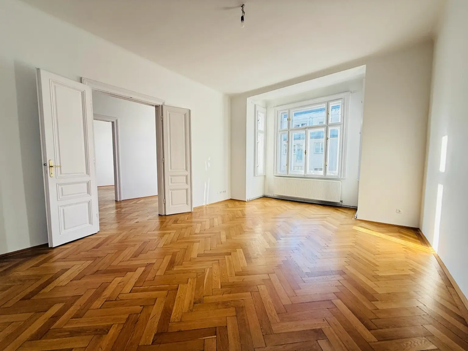 TOPLAGE - NÄHE AUGARTEN | PERFEKTE 5 ZIMMER | TRAUMHAFTER ALTBAU | U-BAHN NÄHE