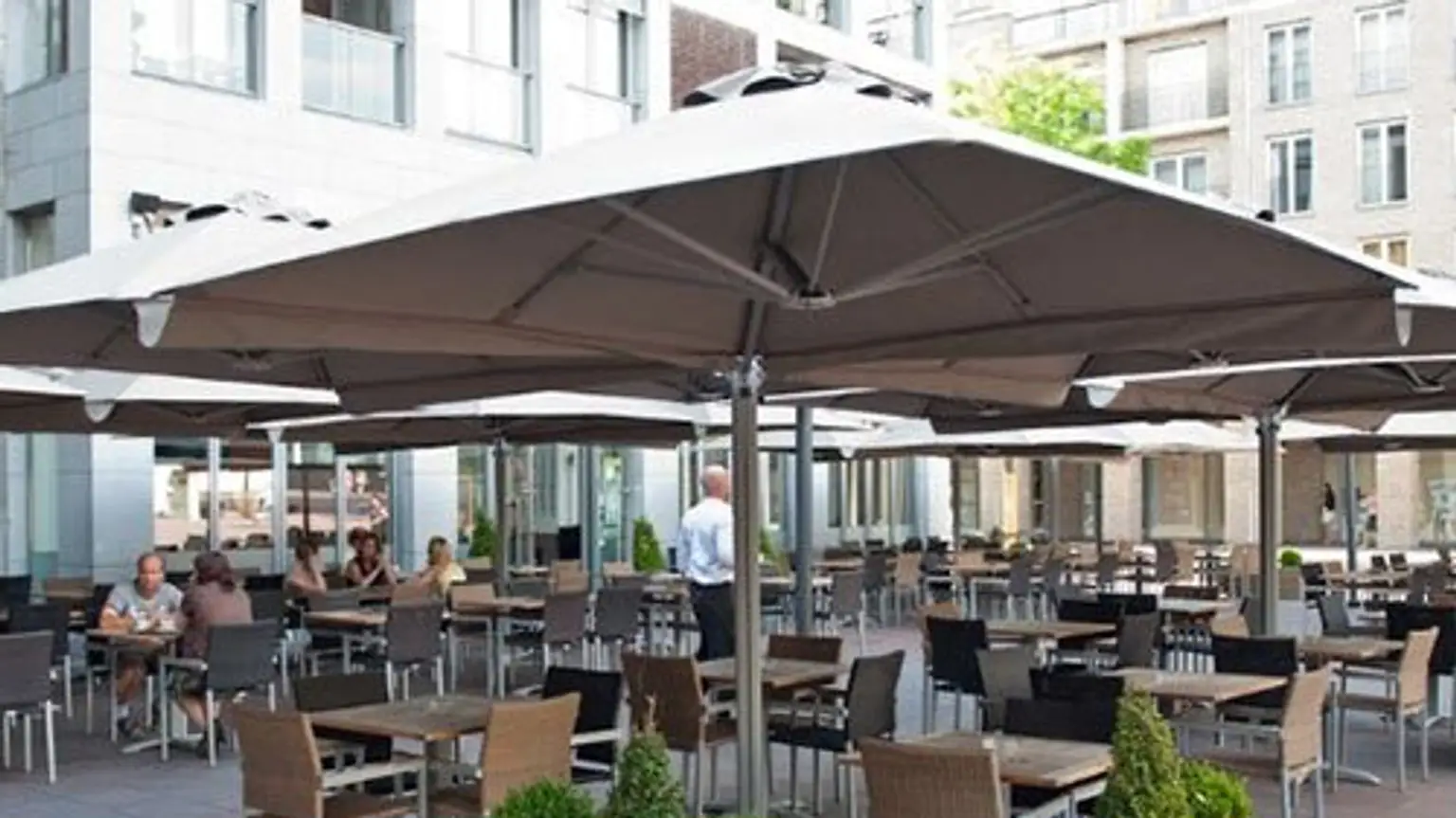 ABLÖSEFREIE VOLL EINGERICHTETE GROSSGASTRONOMIE MIT GROSSER TERRASSE, FÜR CAFE RESTAURANT BAR KONZEPT GASTROTEL IMMOBILIEN