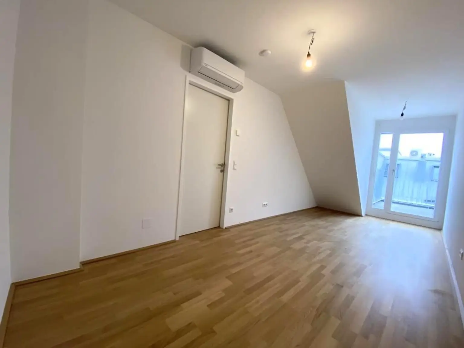 Oberstes Stockwerk! Klimatisierte DG-Wohnung mit 10m² Terrassenfläche!!!