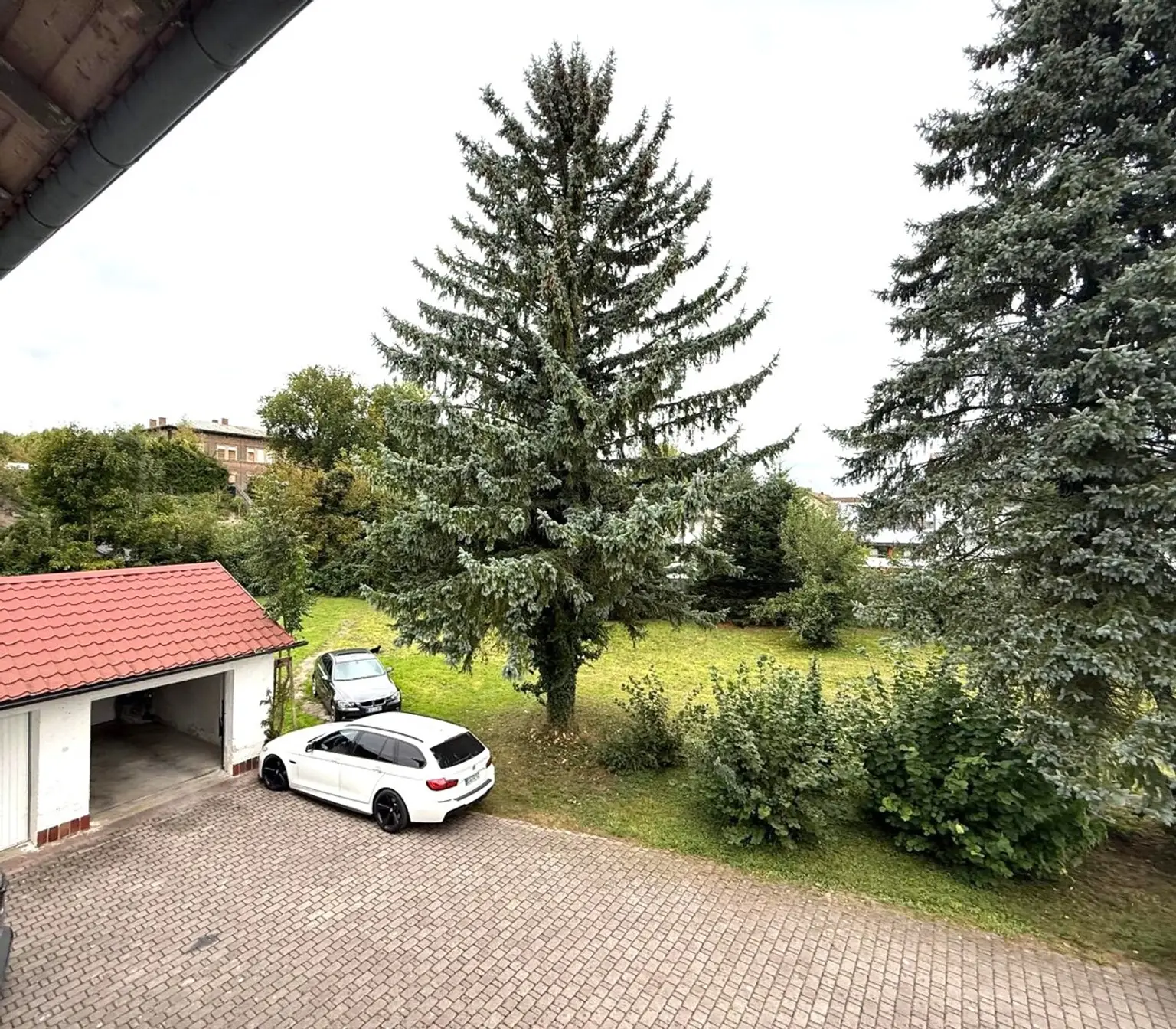 Bauträgertraum: Zinshaus auf weitläufigem Grundstück mit Entwicklungspotenzial