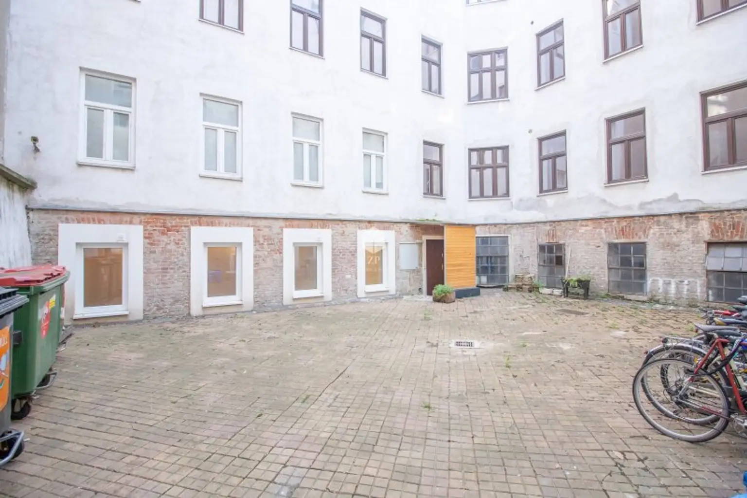 URBAN-HIDEAWAY: Teilrenovierte Souterrain - Werkstatt in Hoflage mit Gewölbedecke – Nähe Meiselmarkt