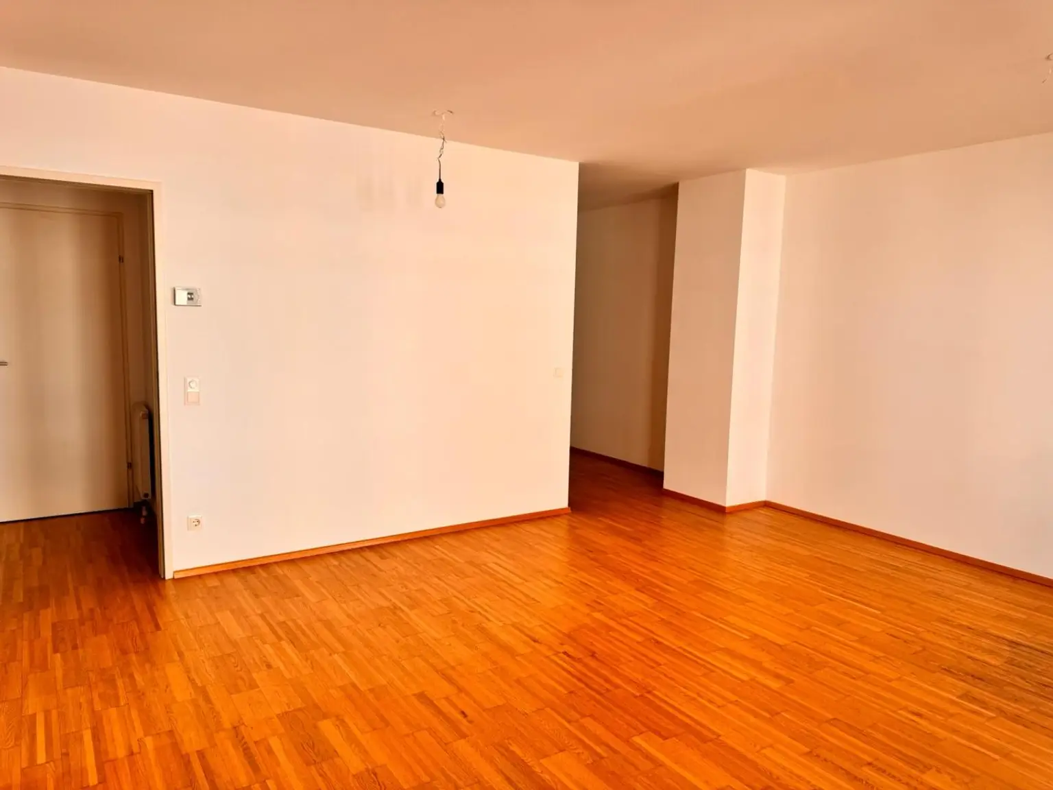 IHR NEUES ZUHAUSE MODERN; HELL; HOCHWERTIG