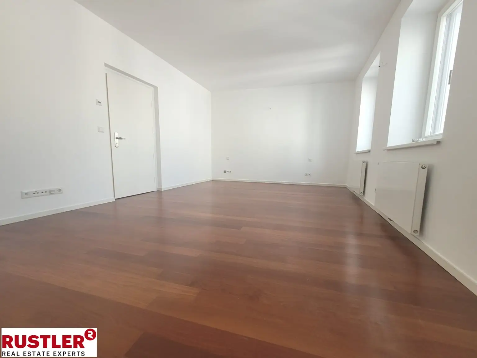 TRAUMHAFTE DG-WOHNUNG MIT BLICK AUF DIE KARLSKIRCHE!