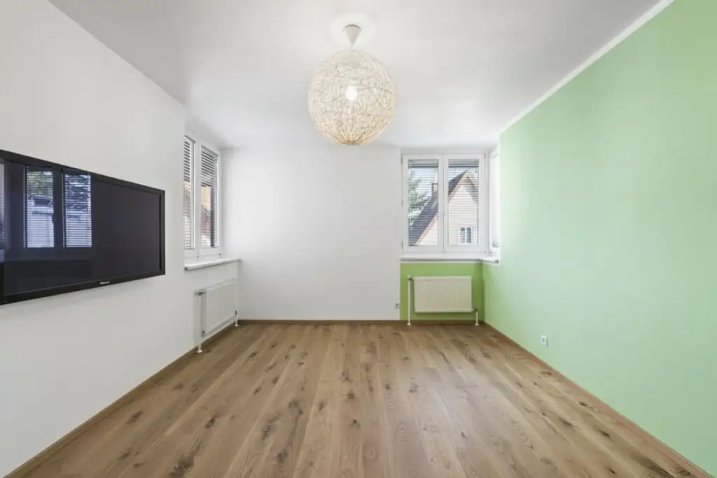 Exklusive Villa mit Nebengebäude in Gießhübl – Wohnen, Arbeiten & Wellness in Premiumlage