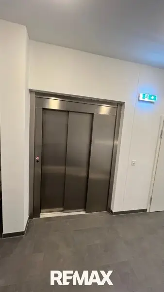 von der Tiefgarage mit dem Lift in die Wohnung