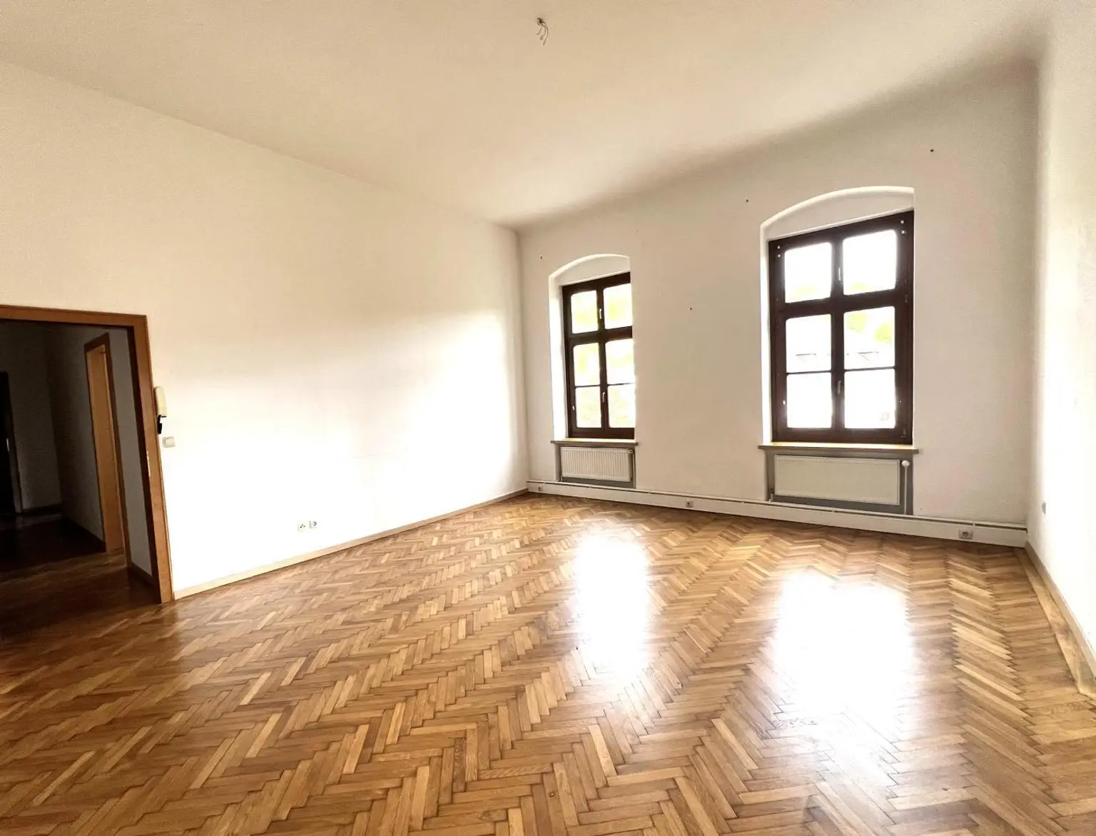 Wohnzimmer mit hohen Decken