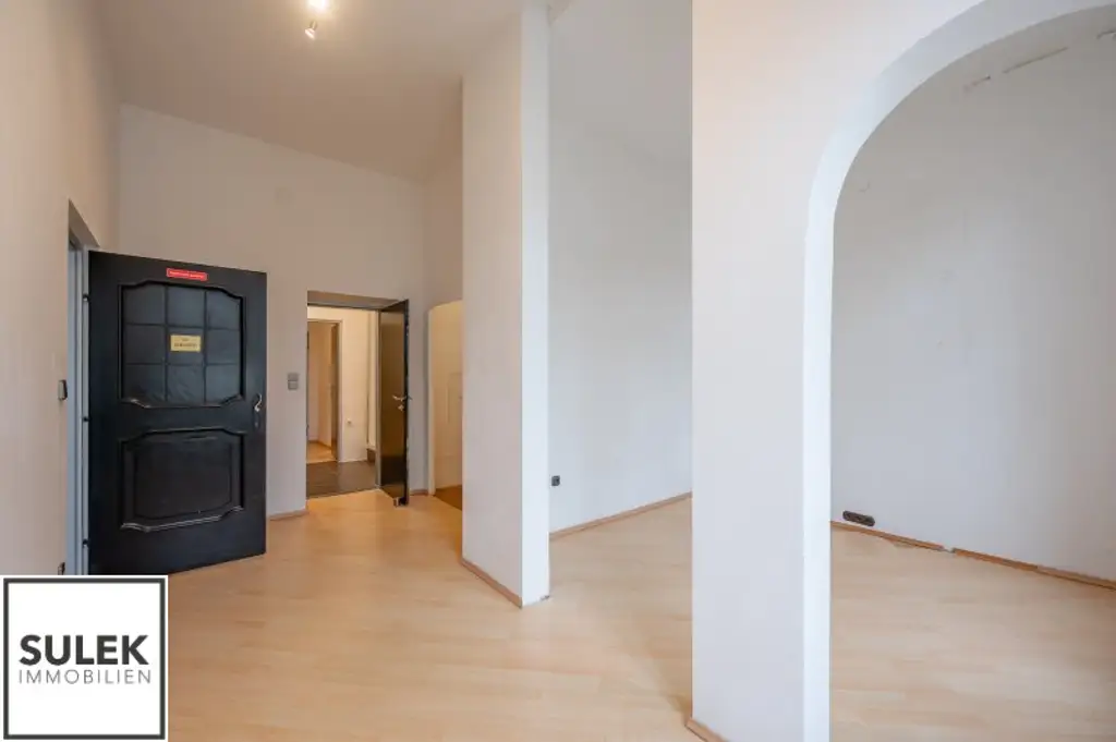 Adaptierungsbedürftige Erkerwohnung direkt beim Schloss Schönbrunn - 3 Zimmer