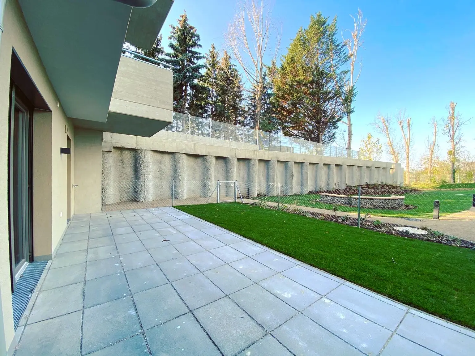 Terrasse und Eigengarten