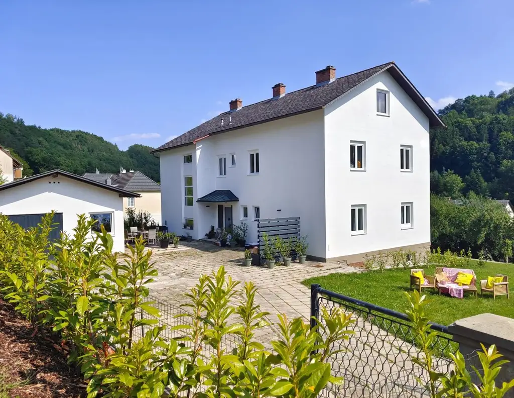Großzügige Liegenschaft mit Nebengebäude - herrlichem Ausblick in Zentrumsnähe - 1h nach Wien