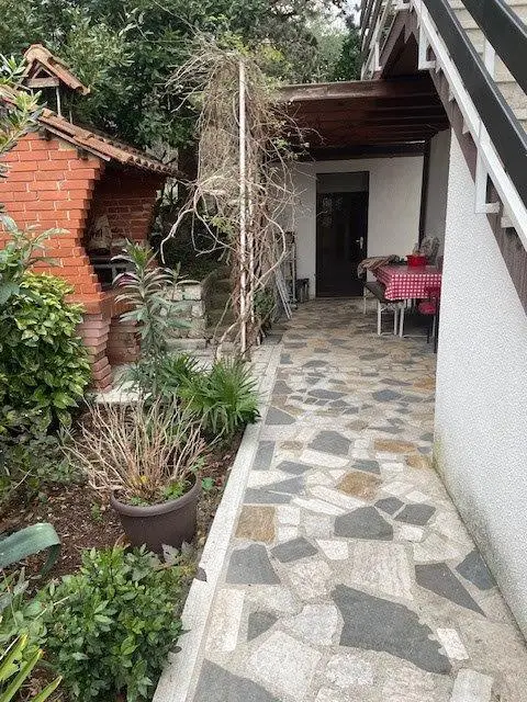 Crikvenica/Kacjak: Apartmenthaus mit 5 Wohneinheiten, nur 140 Meter vom Strand entfernt!