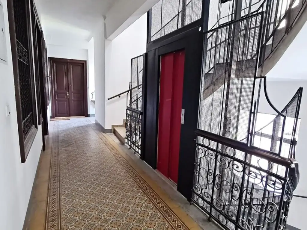 SPITTELBERG, teilsaniertes 84 m2 Dachgeschoß, 3 Zimmer, Extraküche, Wannenbad, Parketten, WG-geeignet, MQ-Nähe