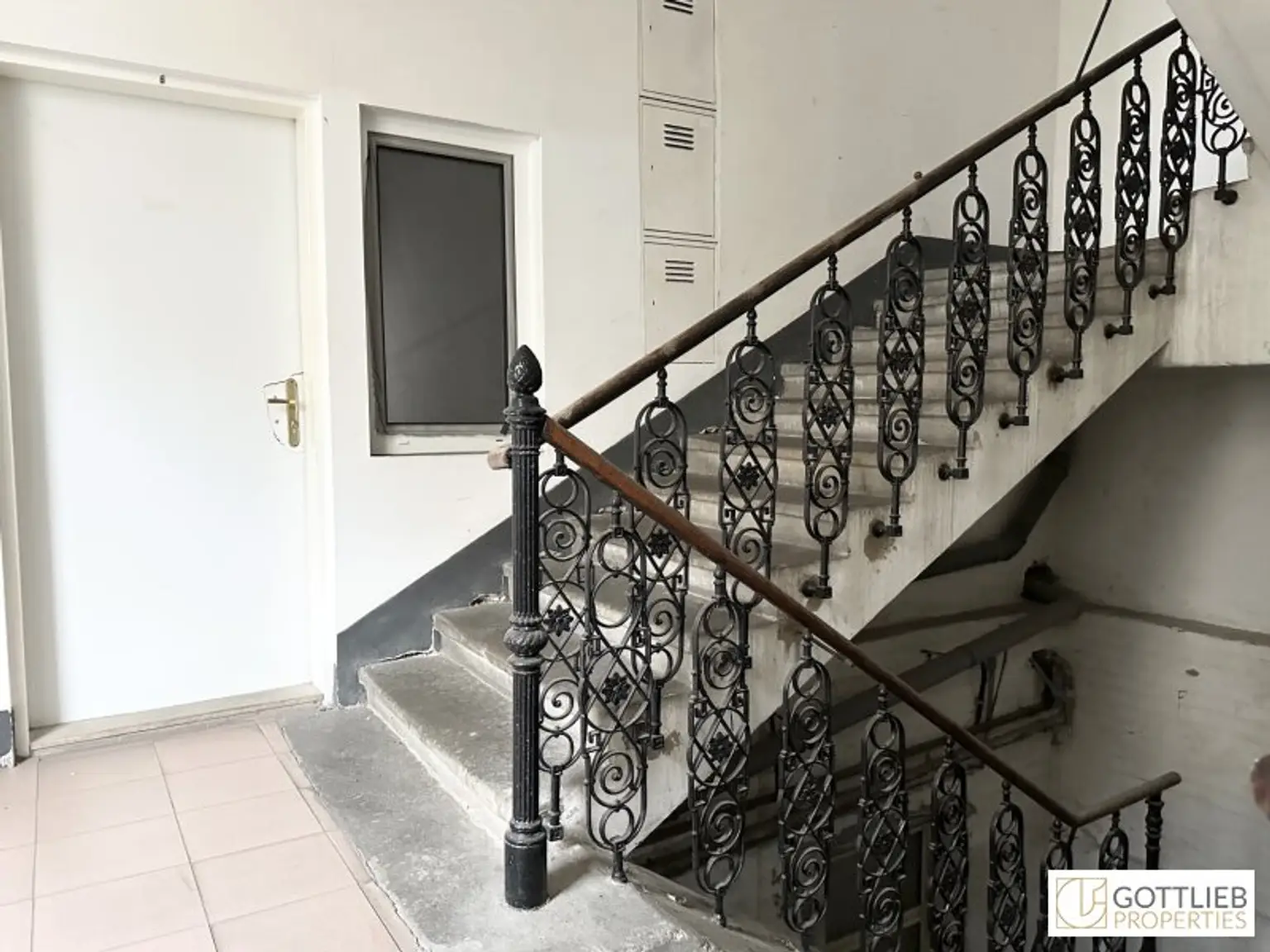 Nahe U3! Klassisches Mittelzinshaus mit ca. 85% Leerstand und Baubewilligung für DG-Ausbau mit Balkonen und Dachterrasse
