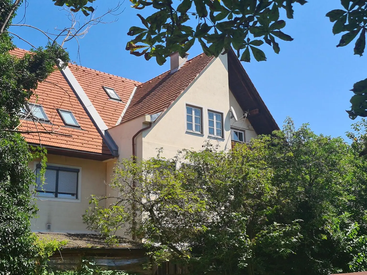 Galeriewohnung auf zwei Ebenen - eigene Garage - Balkon in den Innenhof - sehr gute Infrastruktur