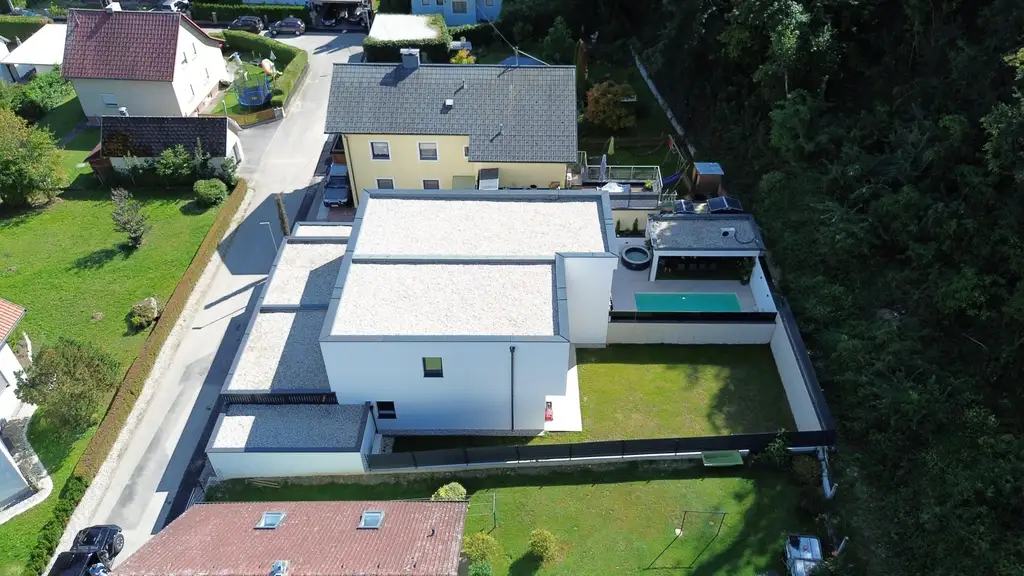 Neu gebaute Doppelhaushälfte mit großem 3fachcarport  in beliebter Siedlung