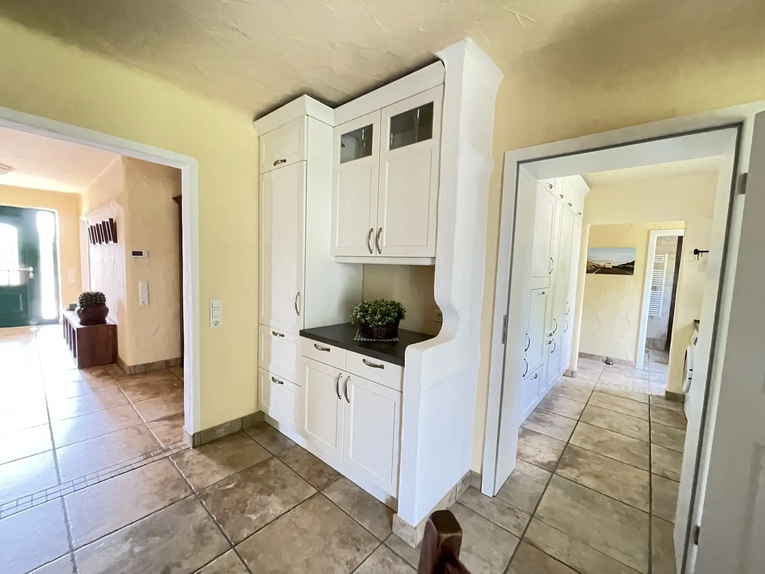 Blick von Küche in Diele + Hauswirtschaftsraum (EG)