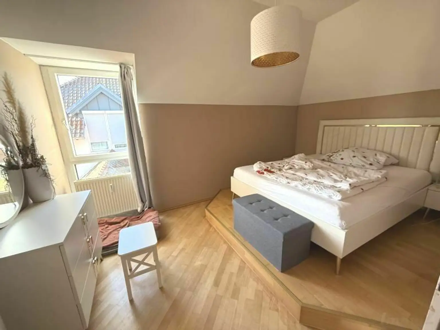 Schlafzimmer mit Podest