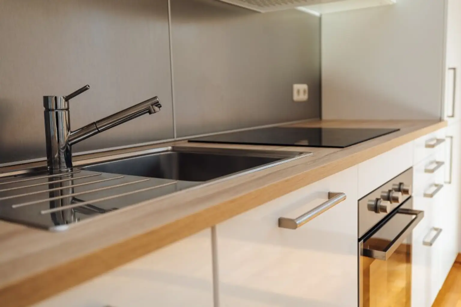EXKLUSIVER NEUBAU I AM FUßE DES RUCKERLBERGS I SÜD-BALKON I TIEFGARAGE I DIREKT AM LEONHARDBACH I IDYLLISCH I SACKSTRAßE AB SOFORT I
