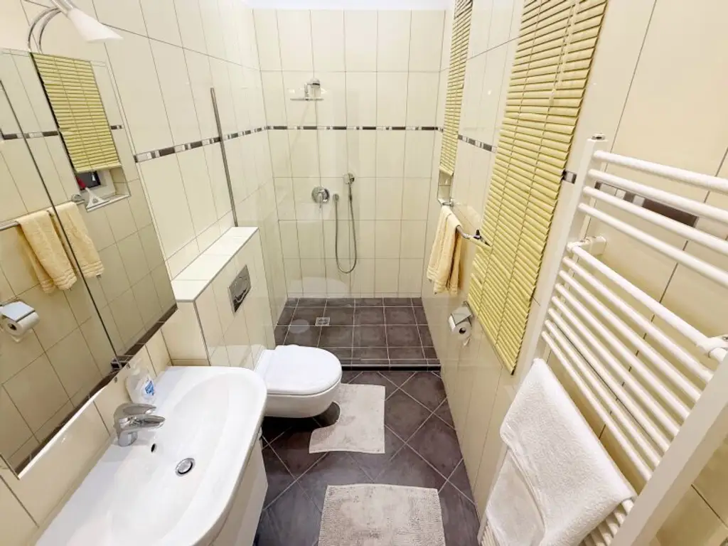 Fully furnished apartment - within walking distance to the 1st district, also available for short-term rentals.