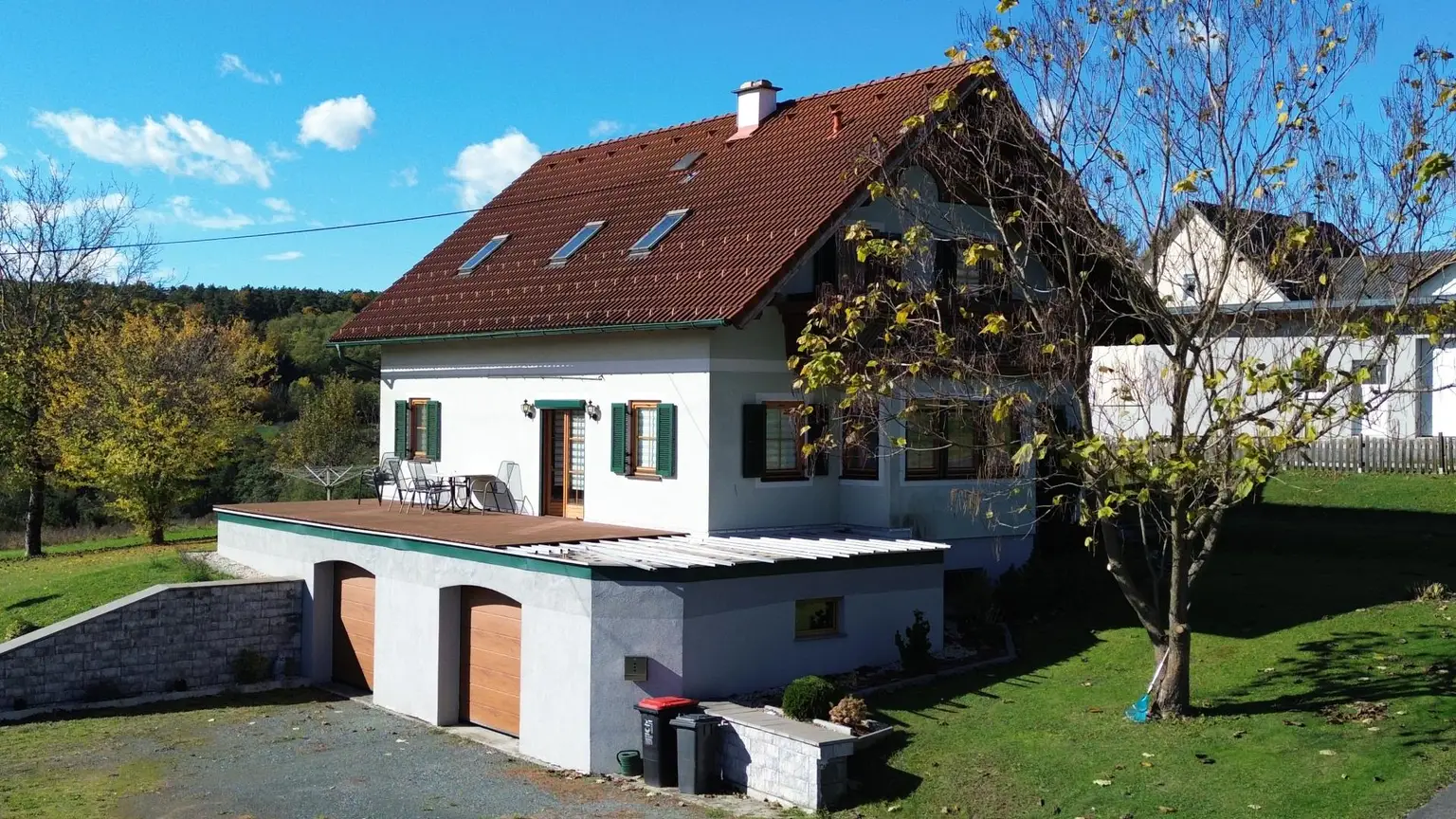 Bezugsfertiges Fertigteilhaus auf einem sonnigen Grundstück