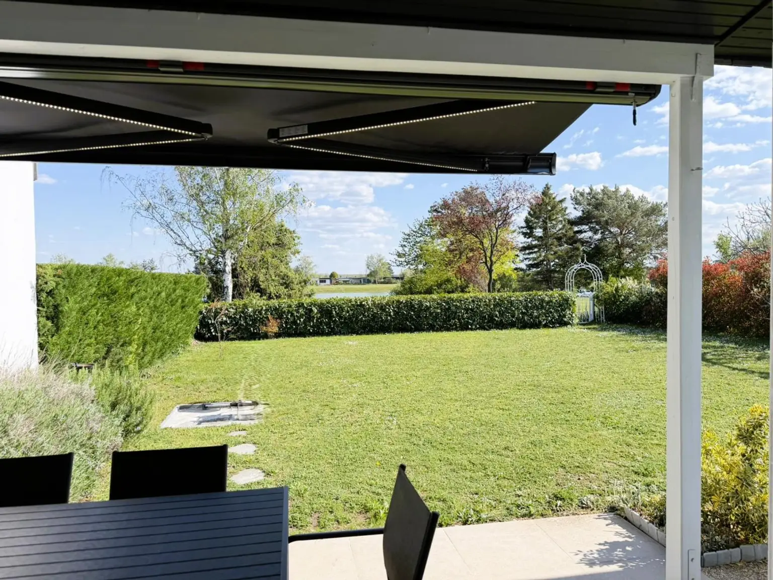 Blick Terrasse zum See