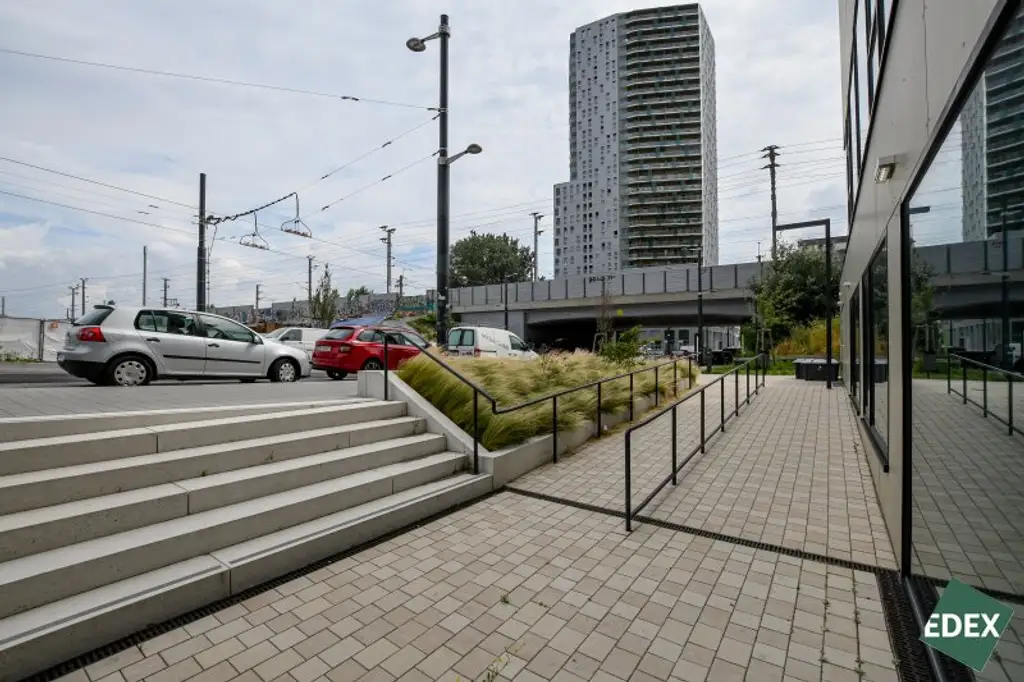 Erstbezug | Moderne Gewerbefläche mit hoher Sichtbarkeit und Terrasse auf zwei Etagen - unbefristet