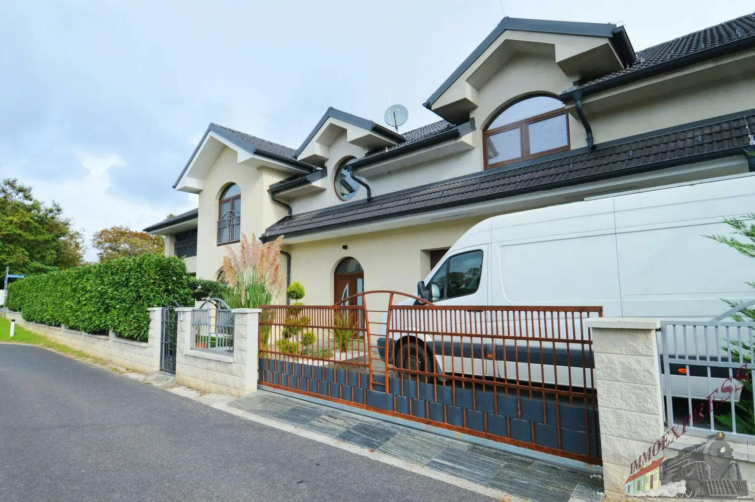Hochwertiges Ein-/ Zweifamilienhaus mit separater Wohnung - Doppelgarage mit Fußbodenheizung