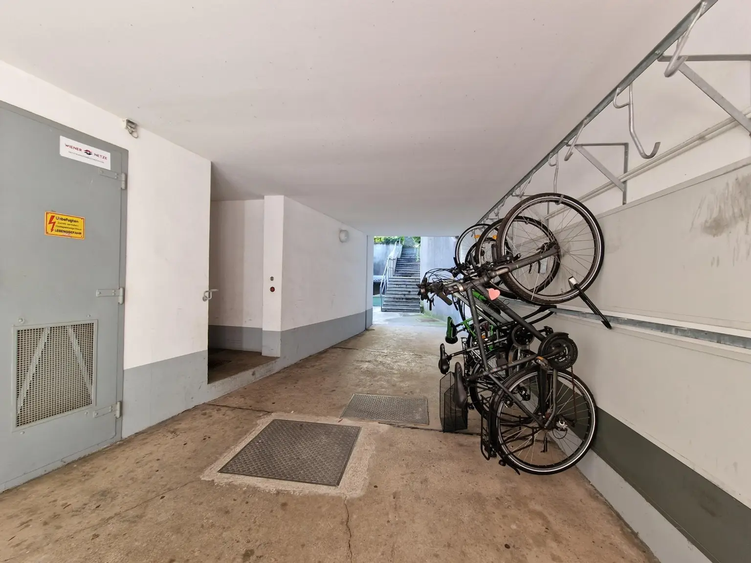 "Helle renovierte 4-Zimmerwohnung mit Balkon nahe dem Türkenschanzpark - WG-tauglich"