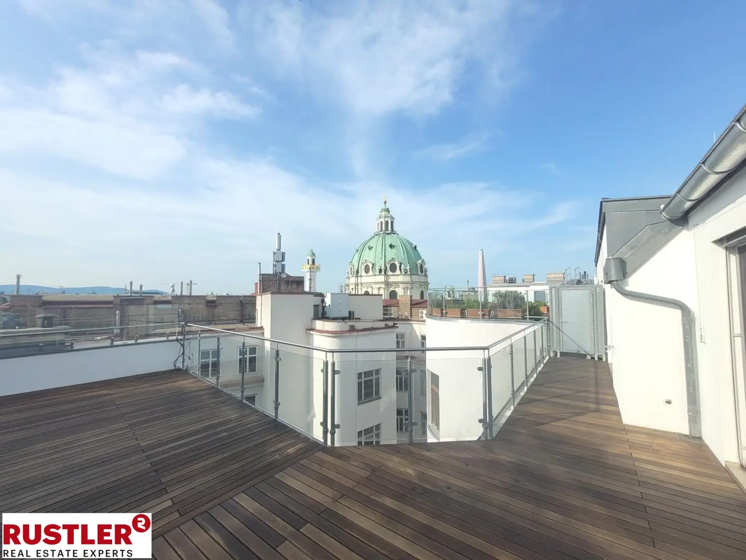 TRAUMHAFTE DG-WOHNUNG MIT BLICK AUF DIE KARLSKIRCHE!