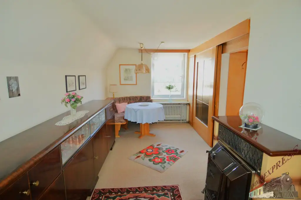 Einfamilienhaus mit Gäste-/Sommerhaus und 2 Garagen - Fernblick