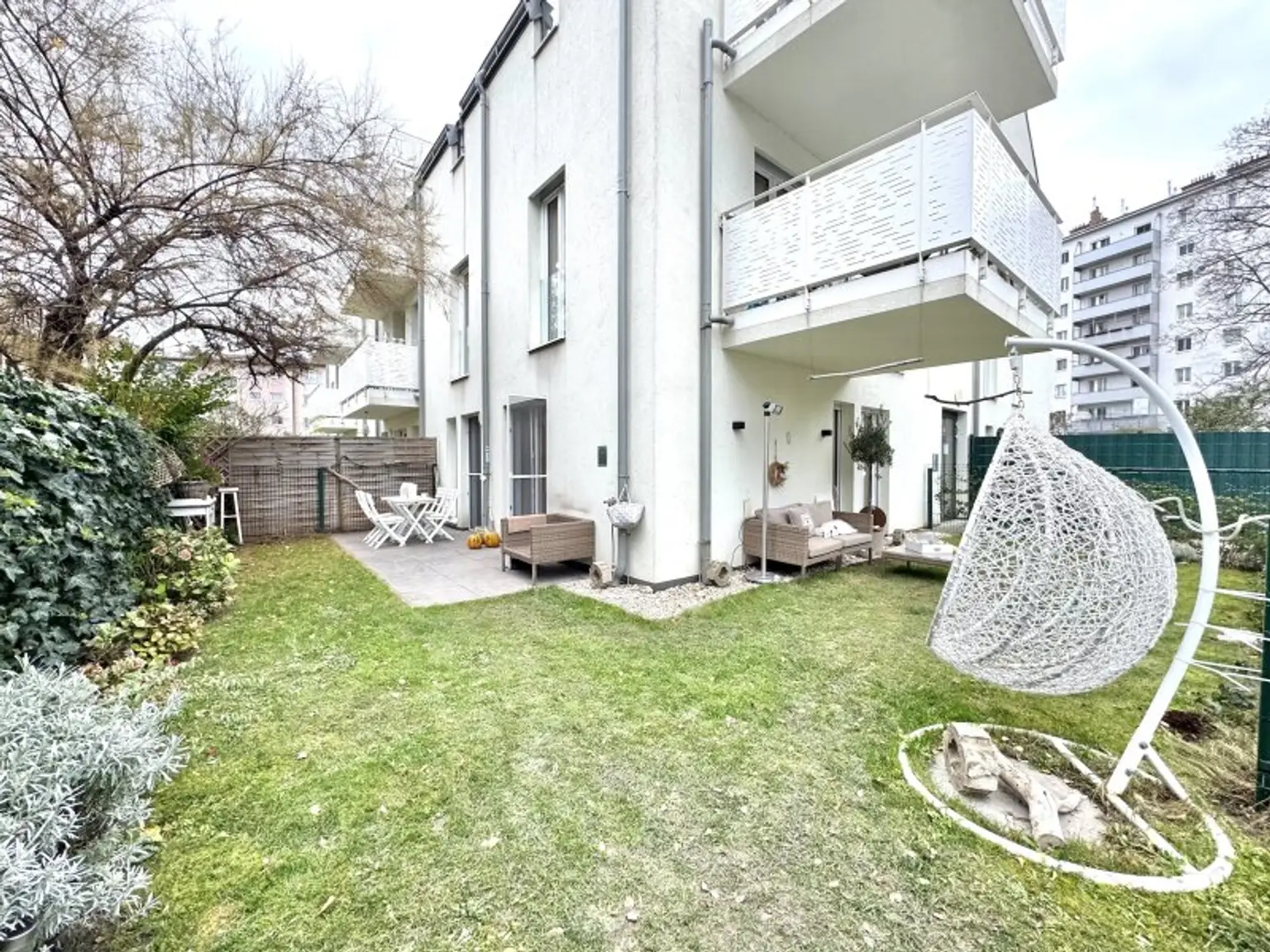 Hofseitiger Gartentraum mit großzügiger Außenfläche - in 10 Minuten beim Donauzentrum - Verfügbar ab 03/2026