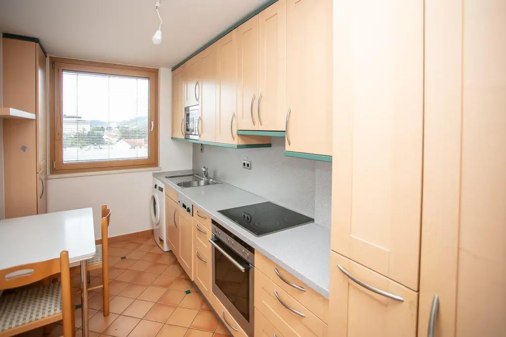 Neu adaptierte DG-Wohnung mit Terrasse und Tiefgarage