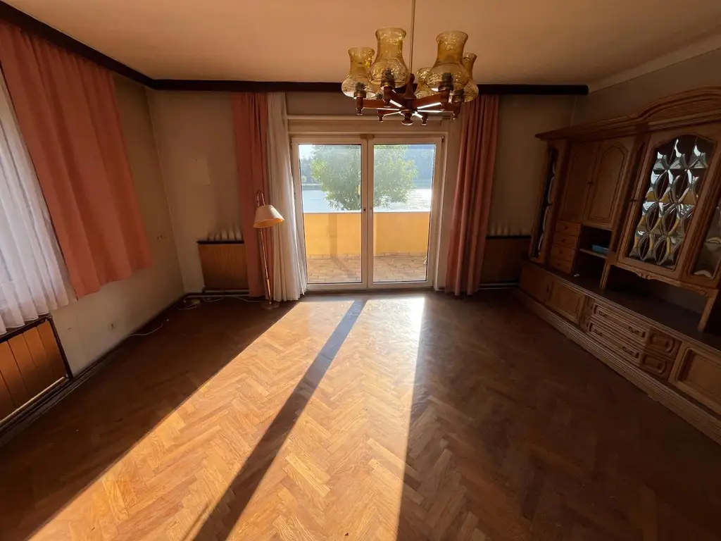 COMING SOON! Idyllisches Haus mit 2 Wohneinheiten in einzigartiger Lage direkt an der Donau möchte aus dem Dornröschenschlaf geweckt werden