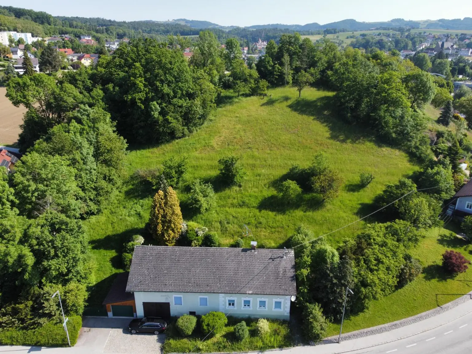 Traumhaftes Grundstück mit atemberaubendem Fernblick und charmanten Einfamilienhaus