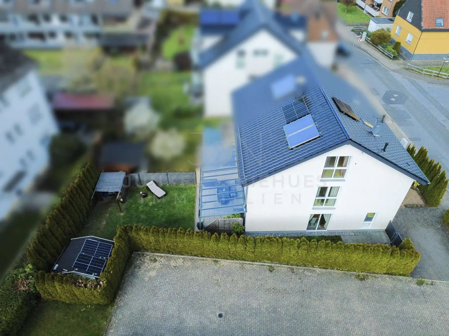 Hausansicht mit Garten