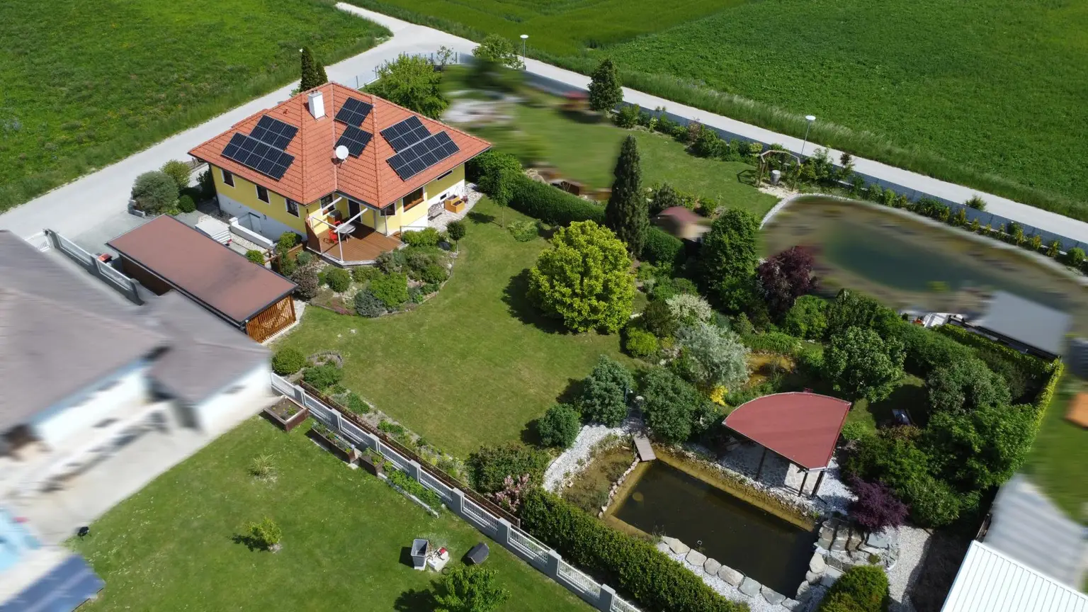 Charmanter Bungalow mit großem Garten, Photovoltaik & Teichanlage
