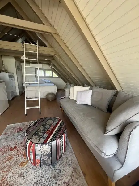 Neu adaptierte Spitzhütte in Toplage am offenen See