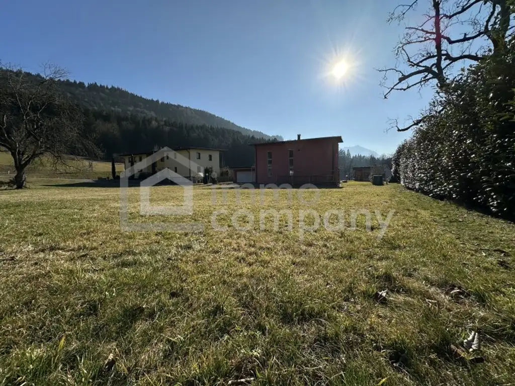 Baugrundstück Göfis, gesamt 1.579 m2, davon sind 500 m2 Bauland bereits verkauft. Flexible Grundstücksteilung des verbleibenden Baugrundstückes von ca. 1.079 m2 möglich (2 weitere von insgesamt 3 Bauparzellen oder gesam…