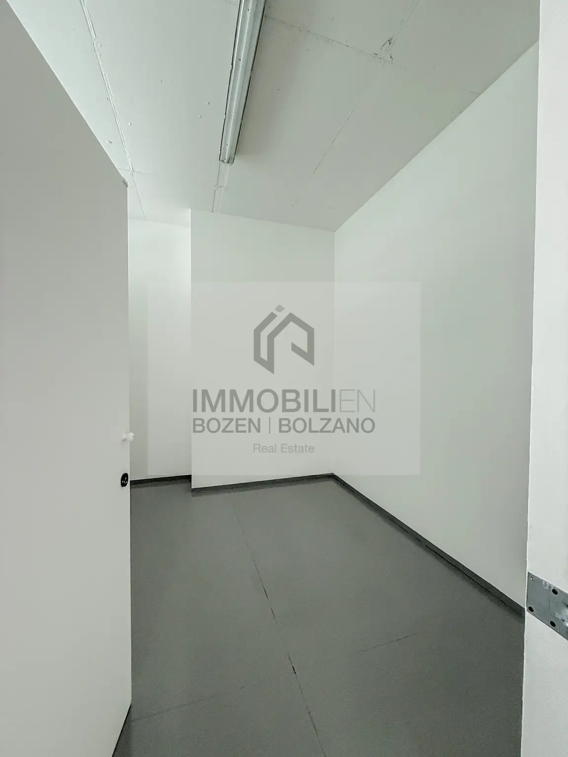 Büro mit Magazin / Ausstellungsfläche am Bozner Boden zu vermieten