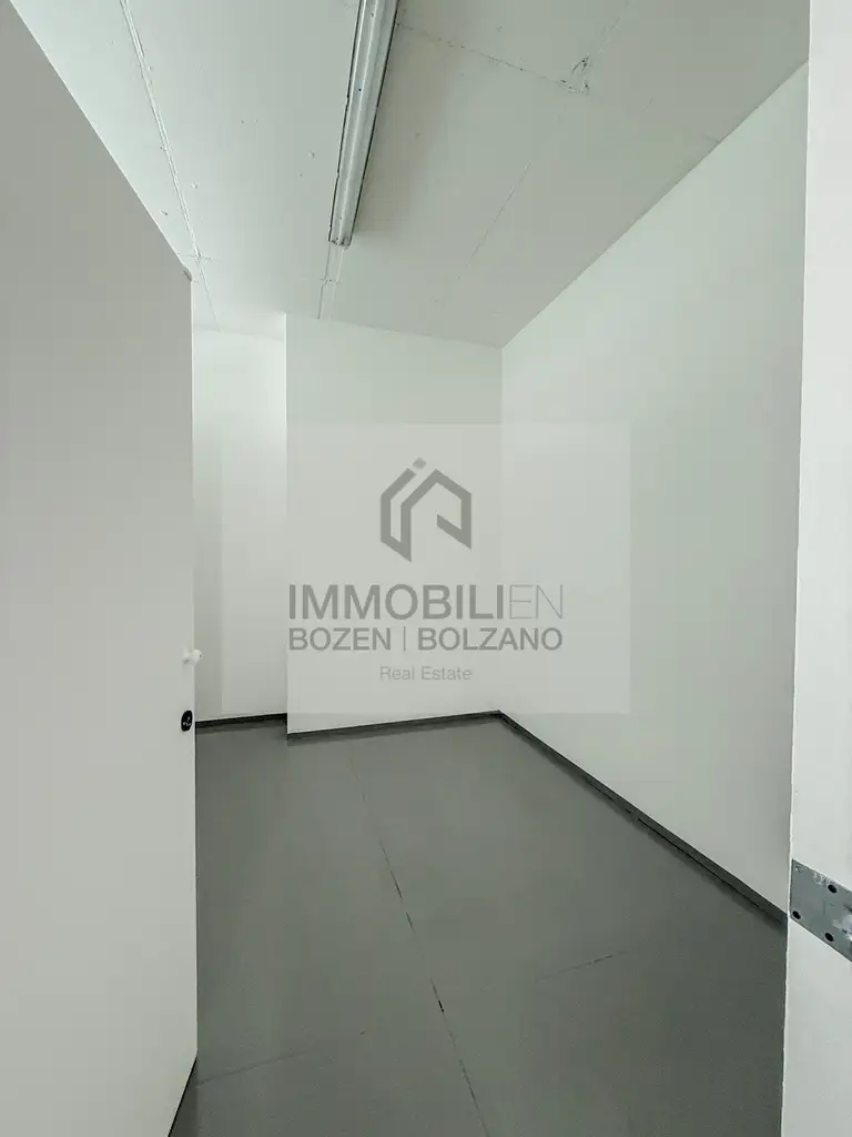 Büro mit Magazin / Ausstellungsfläche am Bozner Boden zu vermieten