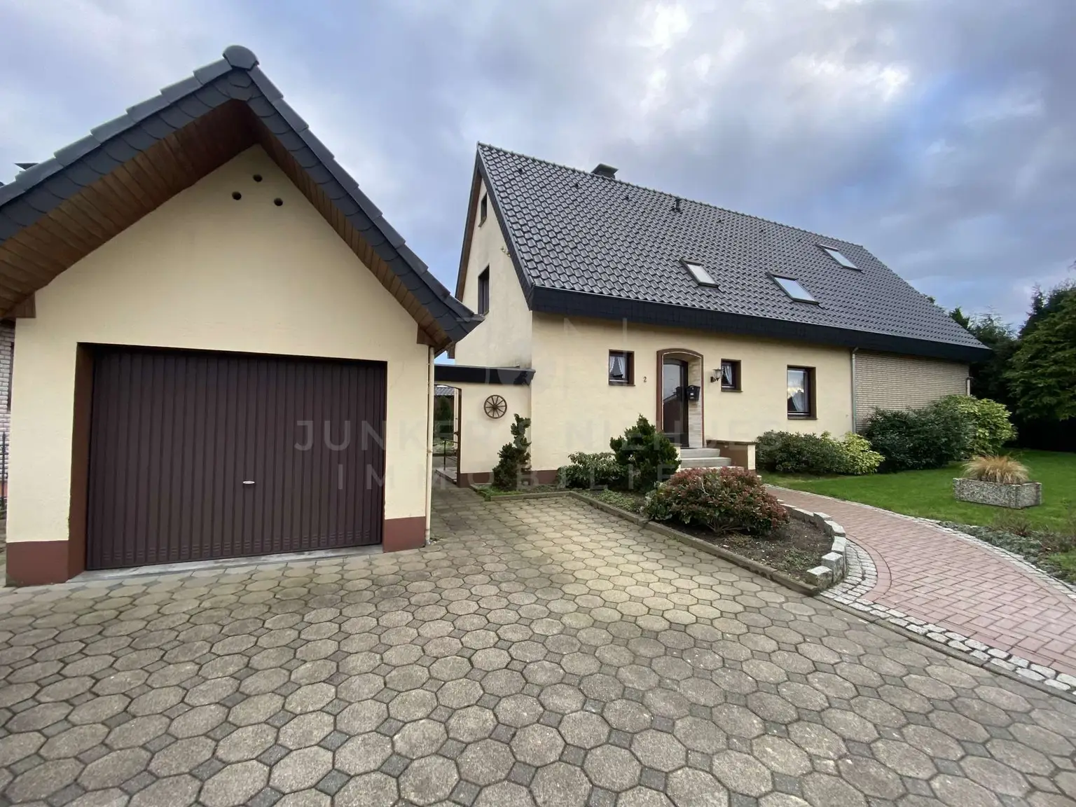 Einfahrt mit Garage