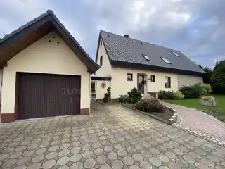 Einfahrt mit Garage