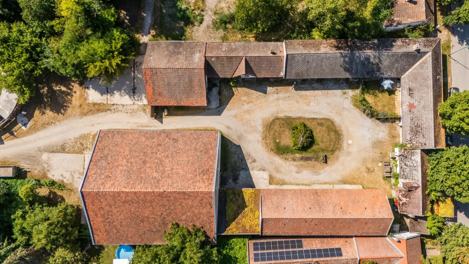"Großzügiges Grundstück mit Pferdehof und sanierungsbedürftigem Haus – nur Minuten von Wien entfernt"