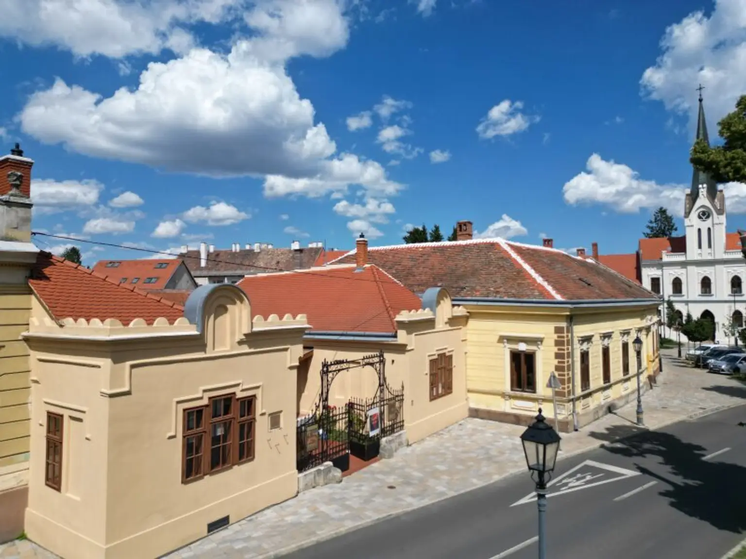 +++ Historisches Mehrfamilienhaus mit Charakter und Potenzial – eines der ältesten Gebäude Kőszegs! +++