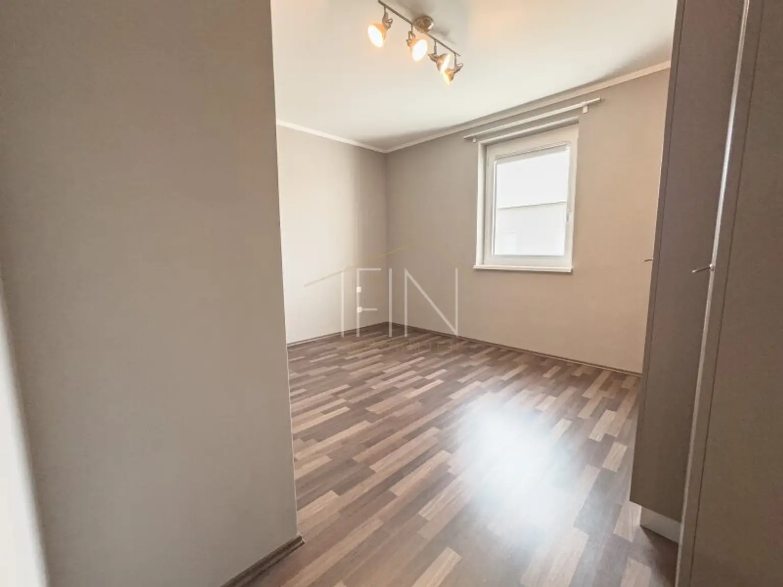 Moderne, sonnige 3-Zimmer-Wohnung mit 50m² Dachterrasse
