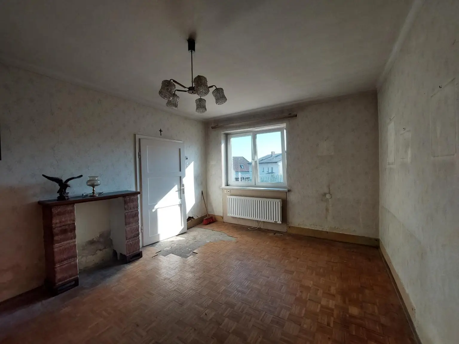 Haus 2 EG Wohnzimmer sanierungsbedürftig