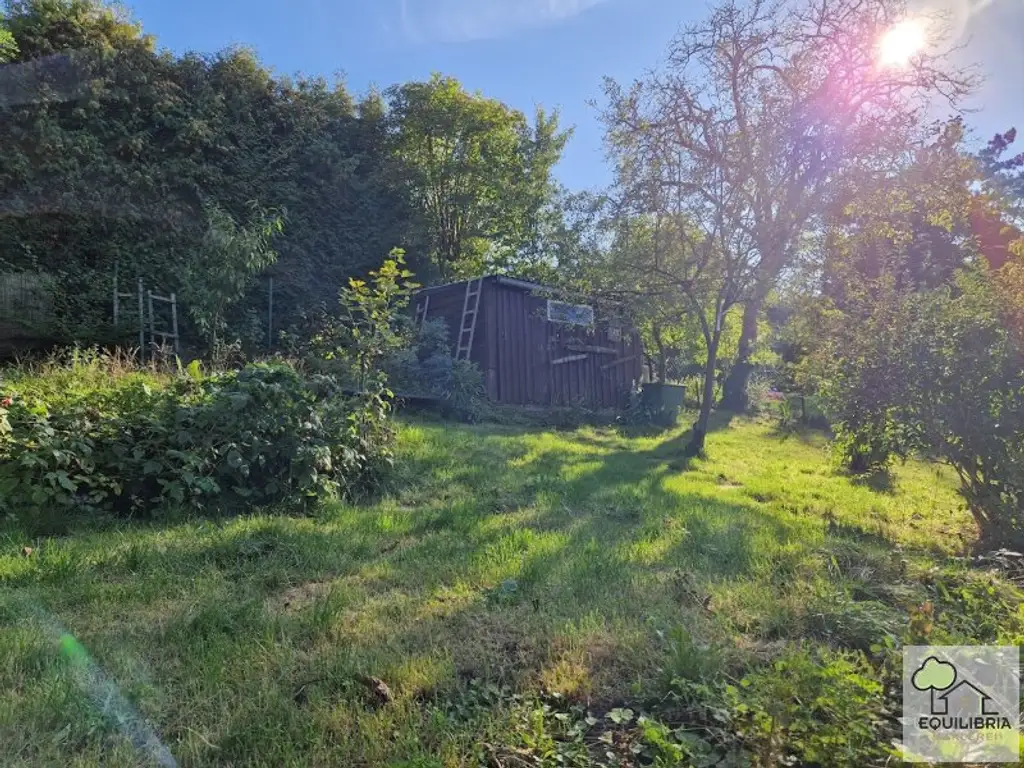 Idyllische Lage - Obere Haushälfte mit Terrassen und Garten und  Weitblick ins Grüne