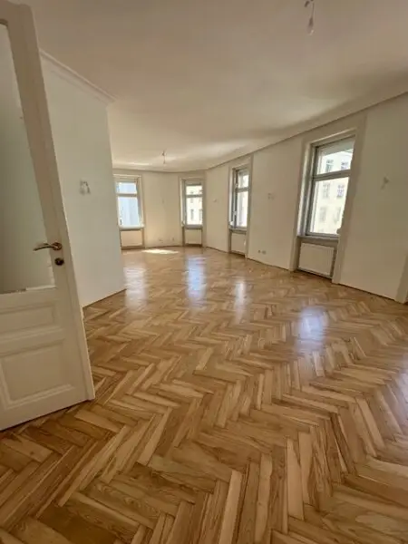 Perfekter Mix aus Wohn- und Arbeitsatmosphäre - 5 Zimmer - 183 m²